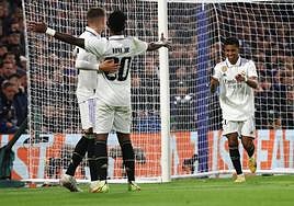 Rodrygo corre a celebrar con Valverde y Vinicius uno de los dos goles que anotó en Stamford Bridge.