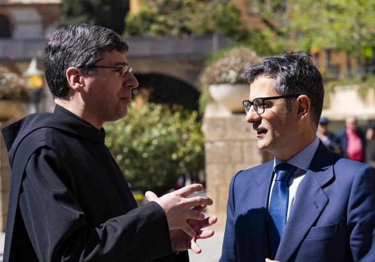 Félix Bolaños conversa con el Prior Bernat Juliol. durante su visita a la Abadía de Montserrat