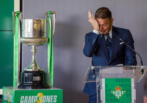 Joaquín, junto al trofeo de la Copa del Rey en su rueda de prensa de despedida.