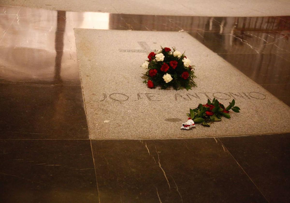 Tumba de José Antonio Primo de Rivera en la basílica del Valle de los Caídos.