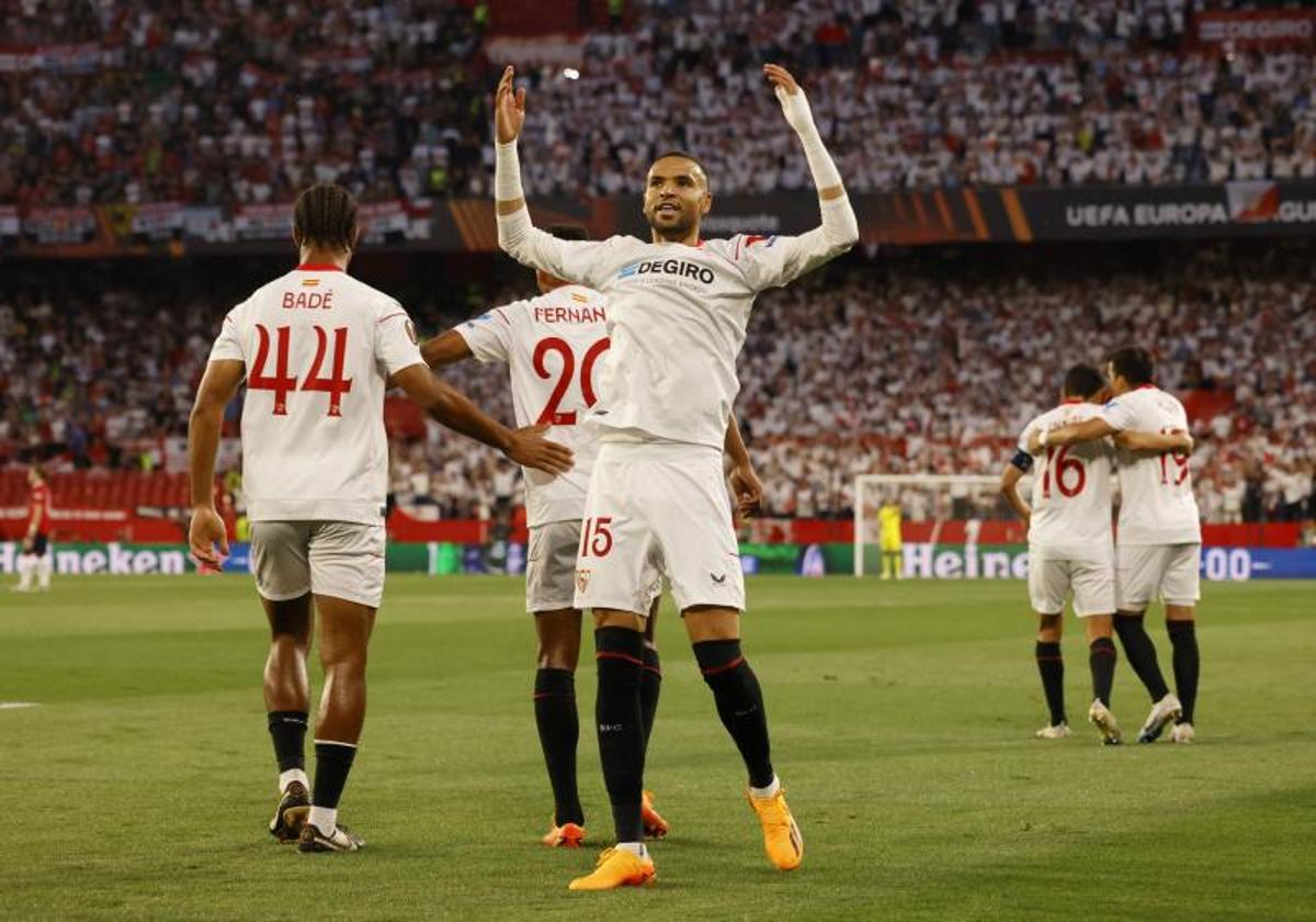 Youssef En-Nesyri y sus compañeros celebran el primero de sus dos goles marcados al United en el Pizjuán.