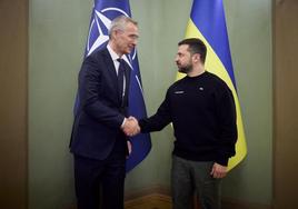 El presidente de Ucrania, Volodímir Zelenski, y el secretario general de la OTAN, Jens Stoltenberg, este jueves en Kiev.