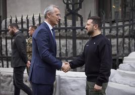 El secretario general de la OTAN, Jens Stoltenberg, y el presidente de Ucrania, Volodímir Zelenski, dándose la mano durante su reunión en Kiev