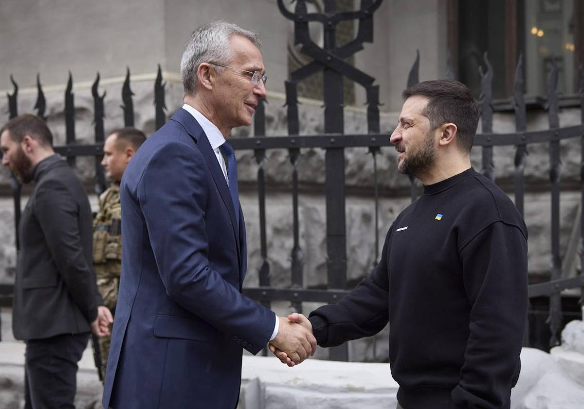 El secretario general de la OTAN, Jens Stoltenberg, y el presidente de Ucrania, Volodímir Zelenski, dándose la mano durante su reunión en Kiev