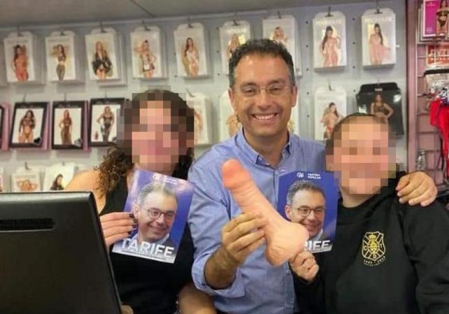 La imagen de Carlos Tarife con el pene-hucha.