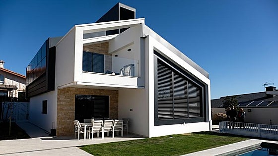 Ni hormigón, ni cemento: la vivienda que genera más energía que la que consume
