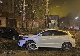 Varios coches dañados cerca del cráter de la explosión provocada por una bomba lanzada por un caza ruso en el centro de Bélgorod