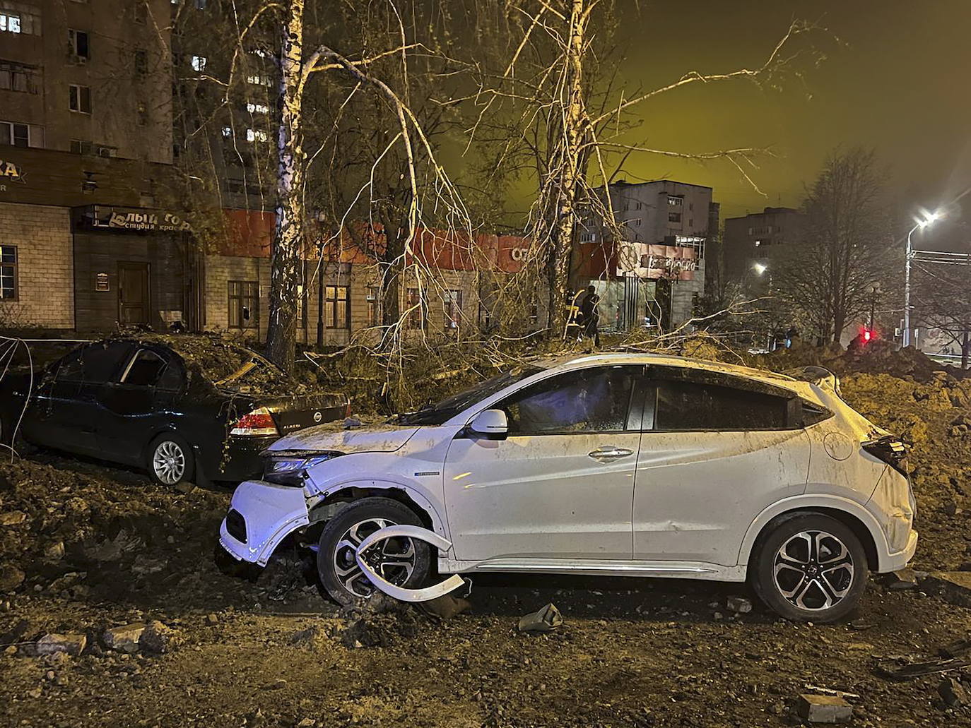 Varios coches dañados cerca del cráter de la explosión provocada por una bomba lanzada por un caza ruso en el centro de Bélgorod