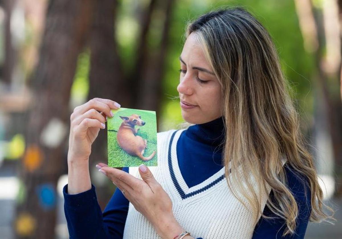 Karitta posa tras contar el caso a Diario LA RIOJA con una foto de Ramón, el perro de Ricardo que murió mientras lo paseaba Beattriz.