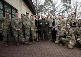 El ministro de Defensa de Ucrania, Oleksil Reznikov, posa con personal militar de EE UU, en Ramstein.