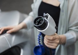 Llenar un depósito de gasolina puede costar cinco veces más que de electricidad