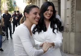 La ministra de Igualdad, Irene Montero y la abogada y activista Carla Vall, a su llegada al acto de presentación del libro «Romper en caso de emergencia» en una librería de Barcelona.