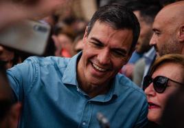 Pedro Sánchez se fotografía con una militante del PSOE este viernes en un acto del partido en Toledo.