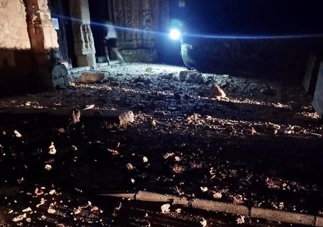 Piedras de la iglesia caídas tras el impacto del rayo