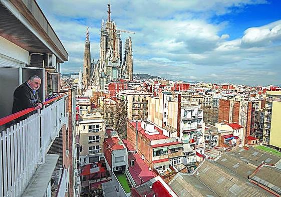 Un vecino observa desde su balcón el avance de las obras, que podrían a obligar a expropiar dos manzanas del Eixample barcelonés.