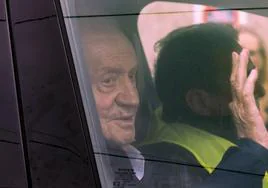 El rey emérito Juan Carlos I, en el vehículo que conduce su amigo Pedro Campos, este domingo a su salida de Sanxenxo.