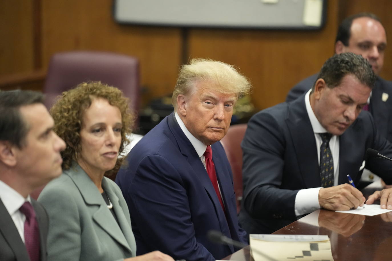 Trump se sienta en el banquillo por una violación de 1990