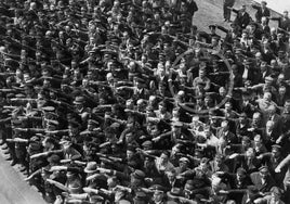 August Landmesser, de brazos cruzados durante una visita de Hitler a los astilleros de Hamburgo.