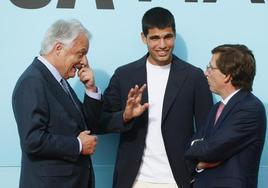 Carlos Alcaraz, entre el presidente del Grupo Mutua, Ignacio Garralda, y el alcalde de Madrid, José Luis Martínez-Almeida.