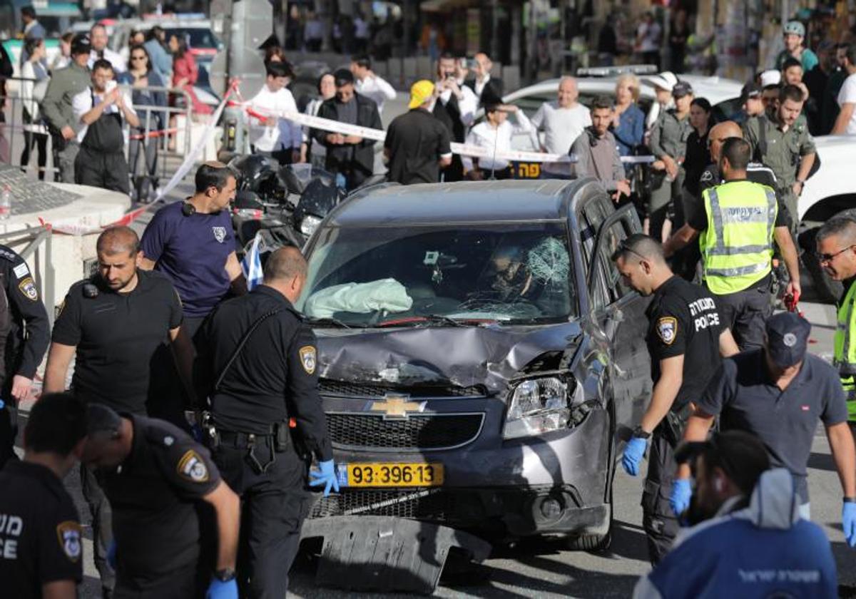 Agentes israelíes trabajan en el lugar en el que se produjo el atropello.