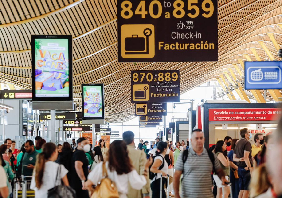 Las aerolíneas advierten de que los colapsos en aeropuertos europeos pueden lastrar un verano récord