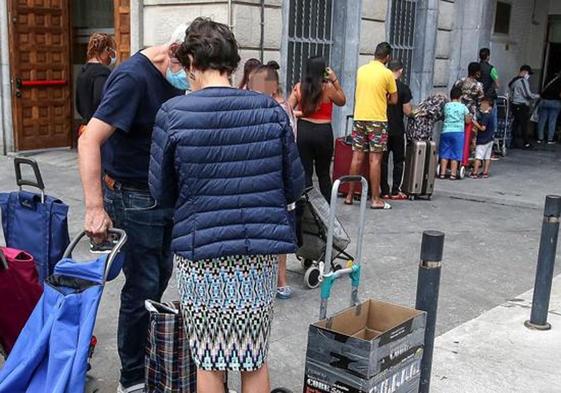 Colas para recibir alimentos.