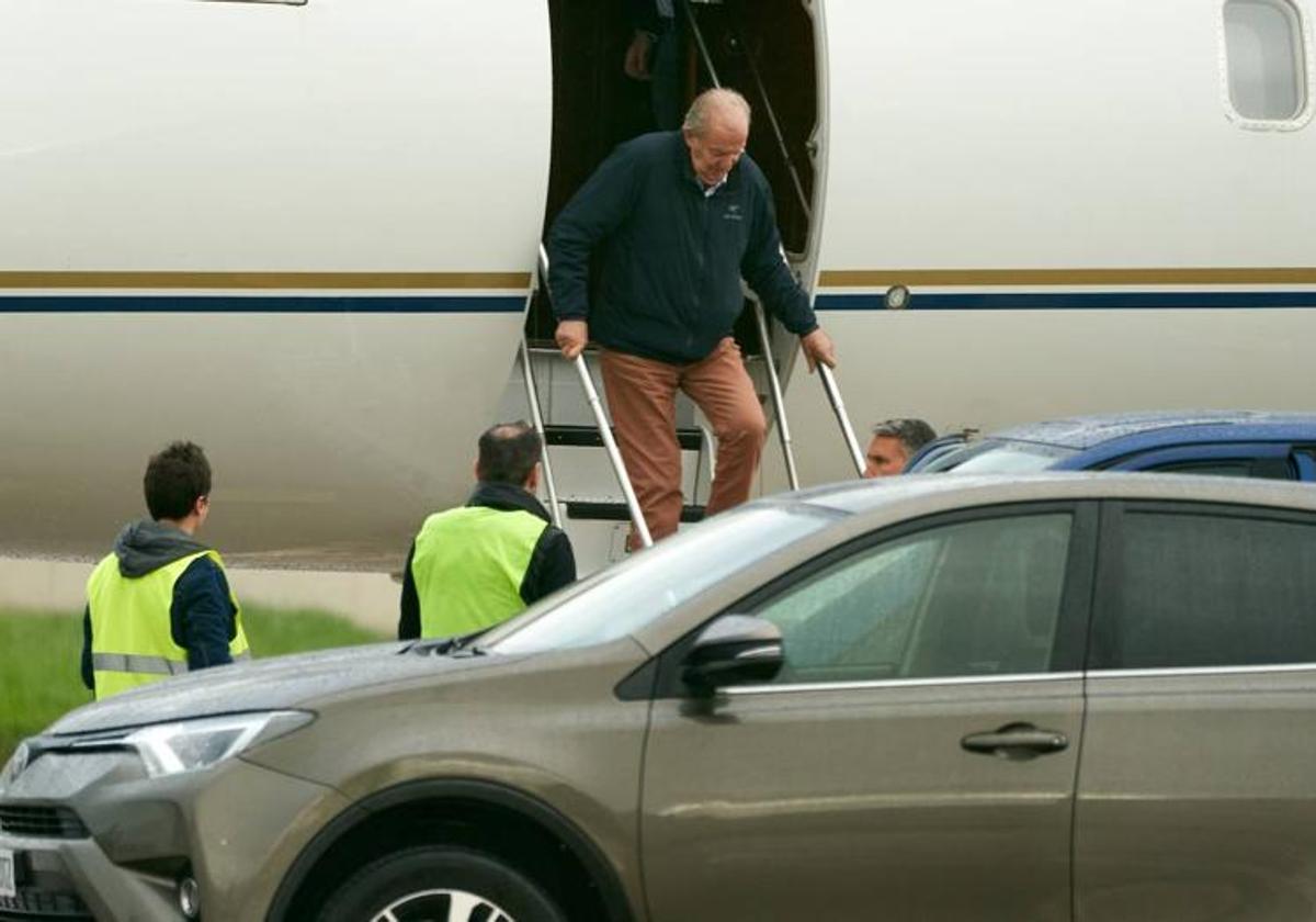 El rey emérito Juan Carlos I, bajando del avión en Foronda.