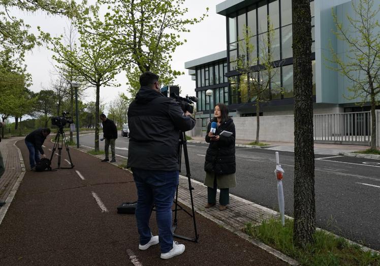 Periodistas, cámaras y fotógrafos hacen guardia en el exterior de la clínica de Anitua desde primera hora de este lunes.