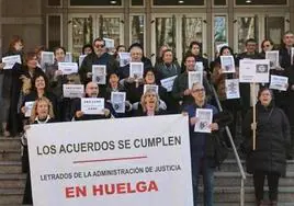 Decenas de personas se congregan el pasado mes de febrero frente a la sede del Palacio de Justicia, en Bilbao.