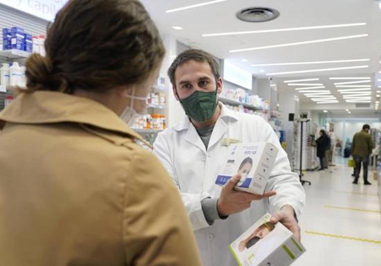 Fernando Simón cree que la obligatoriedad de la mascarilla se eliminará «pronto» en farmacias