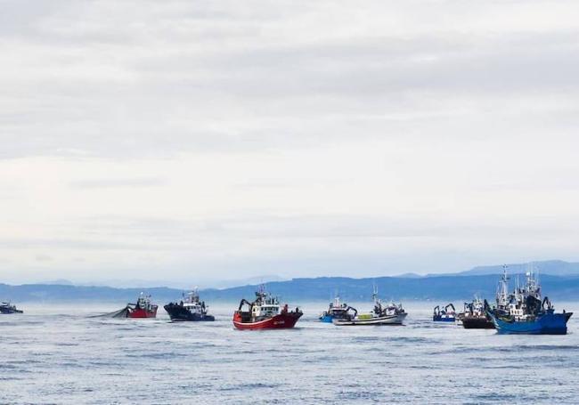 Imagen captada por el patrón de otro barco, en la que los pesqueros que faenaban por la zona se acercaban al Novo Xoel.