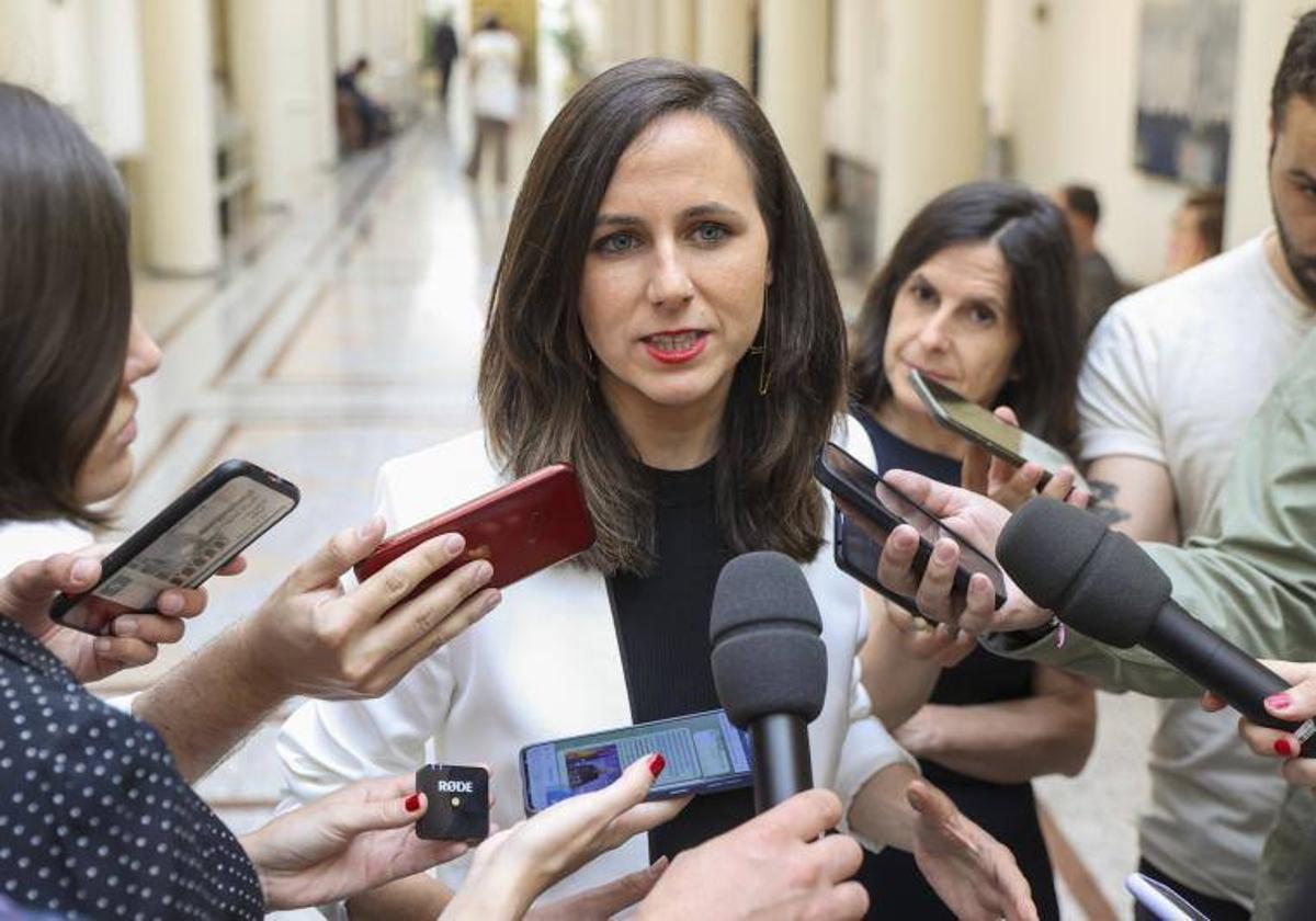 La ministra de Derechos Sociales, Ione Belarra, ofrece declaraciones a los medios este martes en el Senado.