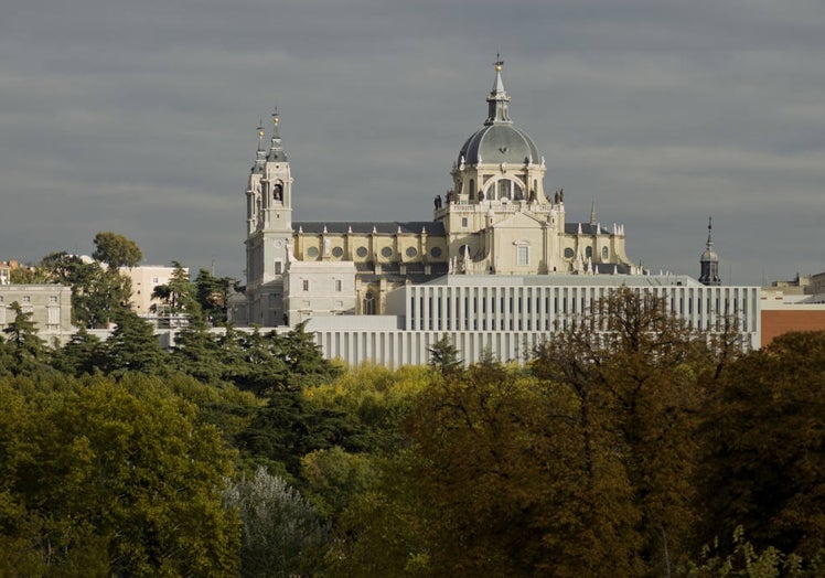 El edificio de Tuñon y Mansilla, anejo a la Catedral de la Almudena y el Palacio Real