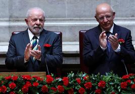 El presidente de Brasil, Luiz Inácio Lula da Silva, y el líder del parlamento portugués, Augusto Santos Silva, durante la conmemoración del aniversario 49 de la Revolución de los Claveles