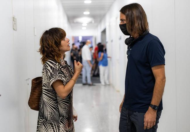 Rafael Cobos, junto a la actriz María León antes de rodar una de las secuencias de la serie.