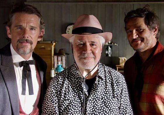 Pedro Almodóvar entre los protagonistas de 'Extraña forma de vida', Ethan Hawke y Pedro Pascal.