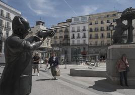 Escultura del rey emérito apuntando a «El Oso y el Madroño».