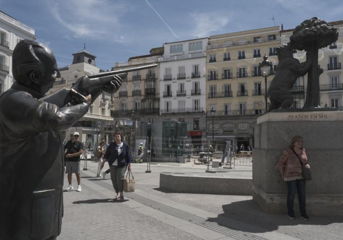 Escultura del rey emérito apuntando a «El Oso y el Madroño».