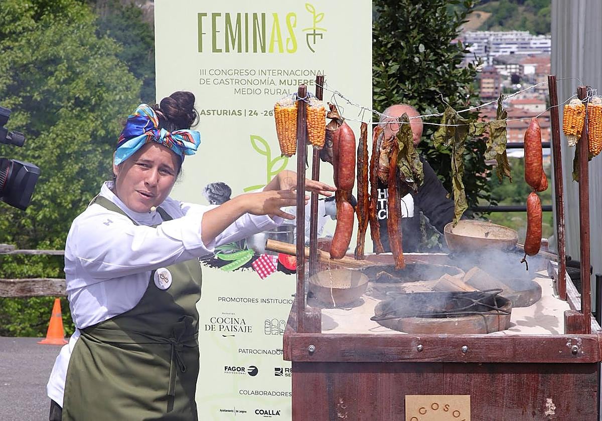 Alvarez se trajo de su tierra un peculiar horno ancestral que permite hasta 16 técnicas distintas de cocción