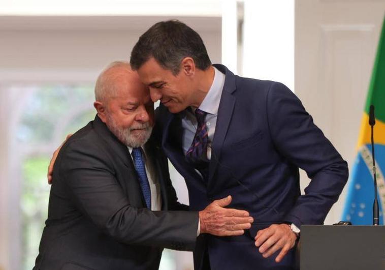 Pedro Sánchez abraza a Lula da Silva en la Moncloa.