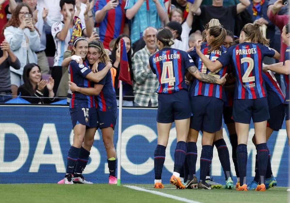 Las jugadoras del Barça celebran el gol de Hansen al Chelsea.