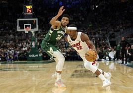 Jimmy Butler y Giannis Antetokounmpo durante el quinto partido