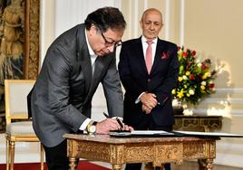 El presidente de Colombia, Gustavo Petro, firma un documento junto al nuevo Consejero de Estado, Jorge Duque, en Bogotá