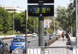 Un termómetro marca 38 grados este miércoles en Córdoba.