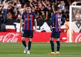 Robert Lewandowski y Ferran Torres, cariacontecidos en Vallecas.