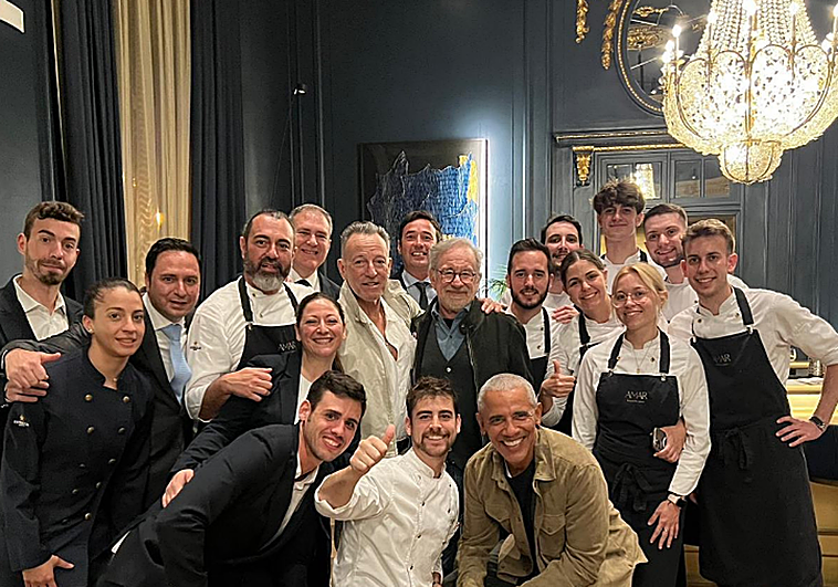 Bruce Springsteen, Steven Spielberg y Barak Obama posan en la foto con el equipo.