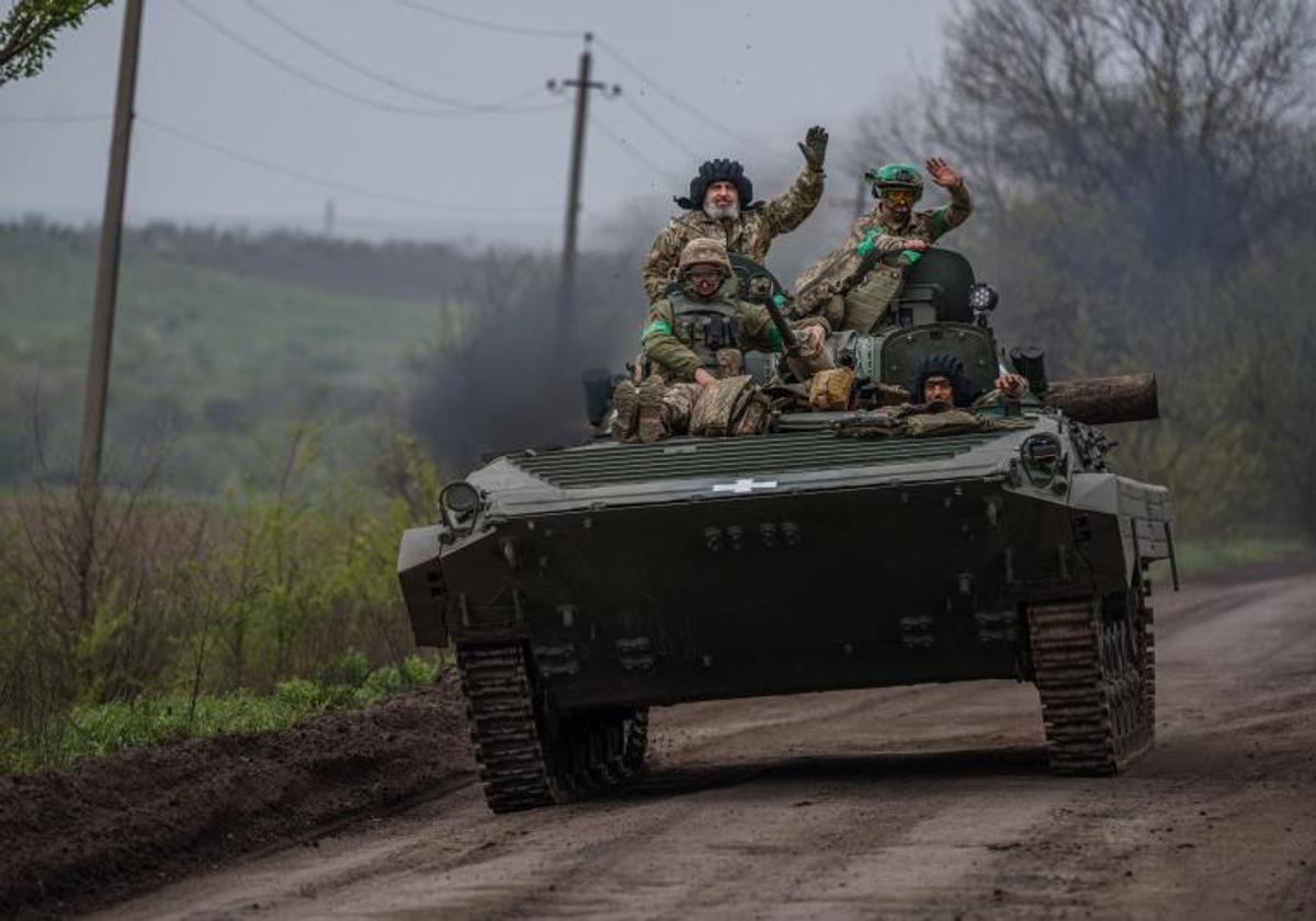 Militares ucranianos viajan en un vehículo de combate cerca de la ciudad de Bajmut.