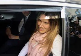 Eva Kaili llega a su residencia tras ser puesta en libertad vigilada el pasado 14 de abril.