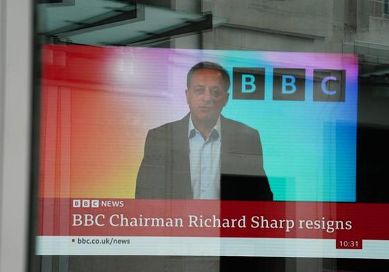 Una pantalla muestra la noticia de que Richard Sharp dimite como presidente de la BBC