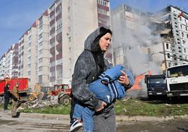 Los bomberos realizan labores de rescate en Uman tras los ataques rusos.